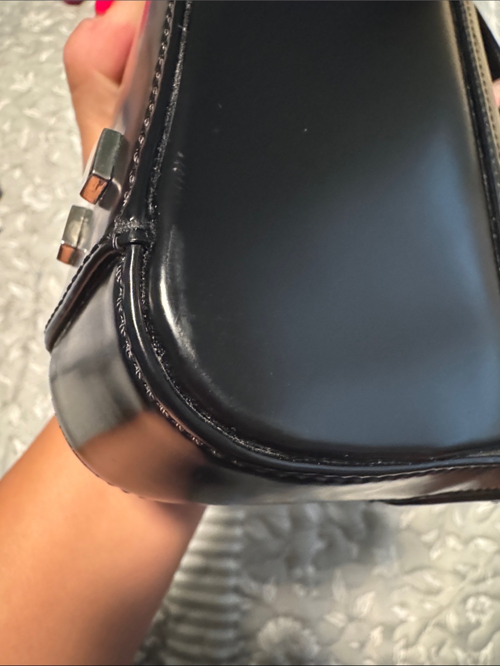 ๐จ SOLD ๐จ GUESS Black Patent Shoulder Bag - Picture 3 of 4